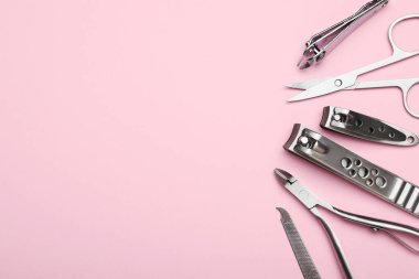 Pembe arka planda farklı manikür aletleri var. Metin için boşluk