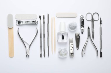 Beyaz arkaplanda farklı manikür araçları kümesi, düz yatıyordu