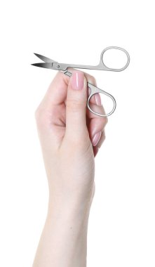 Beyaz arka planda makaslı bir kadın, yakın plan. Manikür aracı