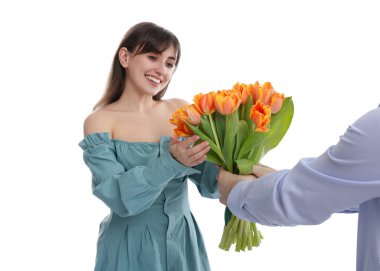 Adam beyaz arka planda sevgilisine güzel laleler sunuyor, yakın plan.