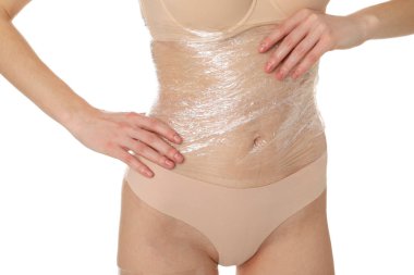 Kadın göbeğine sarılıp beyaz arka plana sarılıyor, yakın plan.