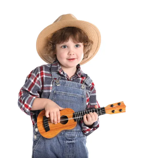 Beyaz arka planda oyuncak gitar çalan sevimli bir çocuk.