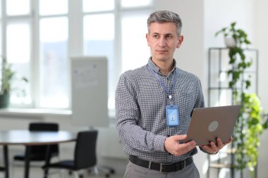 Ofiste dizüstü bilgisayarla çalışan profesyonel bir mühendis. Metin için boşluk