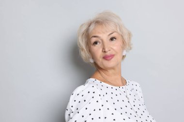 Açık gri arka planda büyükannenin portresi. Metin için boşluk