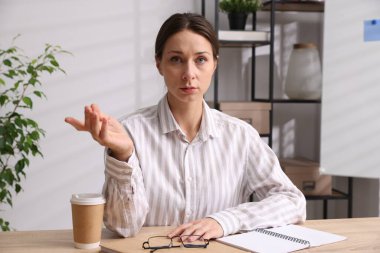 Çevrimiçi hoparlör kapalı masada webinar, web kamerasından görüntü