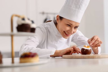 Şekerci lezzetli hindistan cevizi şekilli tatlı yapıyor.