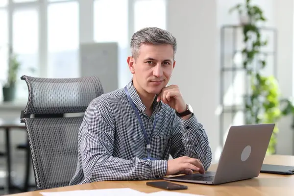 Ofiste dizüstü bilgisayarla çalışan mühendisin portresi