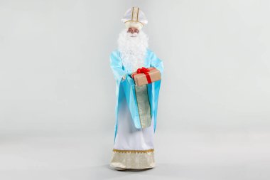 Aziz Nicholas 'ın gri arka planda Noel hediyesi