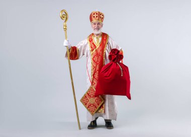 Açık gri arka planda çuvalı olan Aziz Nicholas