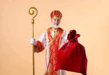 Bej arka planda çuval ile Aziz Nicholas