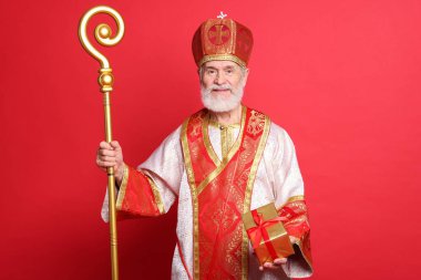 Kırmızı arka planda hediyeli Aziz Nicholas