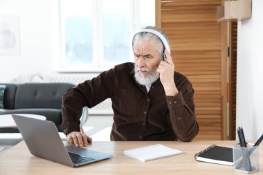 Üst düzey bir adam içeride bilgisayarla öğreniyor. Kendi kendine çalışma.