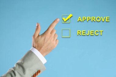 Açık mavi arkaplan karşısında sanal ekranda Onaylamayı seçen adam, yakın plan