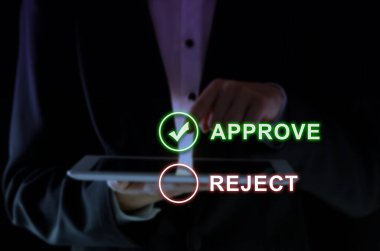 Onayla ya da reddet. Siyah arkaplan üzerinde tablet kullanan adam, kapat