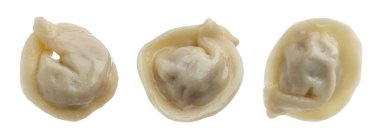 Beyaz arka planda kaynamış hamur tatlısı (pelmeni), hazır