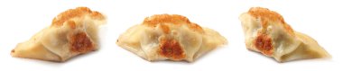Beyaz arka planda lezzetli kızarmış gyoza (hamur tatlısı), hazır