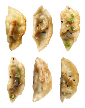 Beyaz arka planda lezzetli kızarmış gyoza (hamur tatlısı), hazır