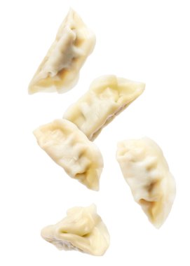 Beyaz arka plan üzerine düşen lezzetli haşlanmış gyoza (hamur tatlısı)