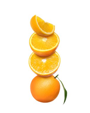 Yeşil yapraklı taze, sulu portakallar beyaz arka plana düşüyor.