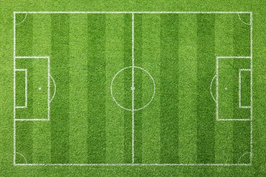 Yeşil çimenlikte işaretleri olan futbol sahası