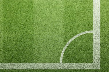 Yeşil çimenlikte işaretleri olan futbol sahası