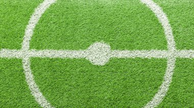 Yeşil çimenlikte işaretleri olan futbol sahası