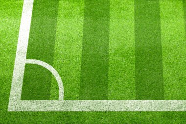 Yeşil çimenlikte işaretleri olan futbol sahası