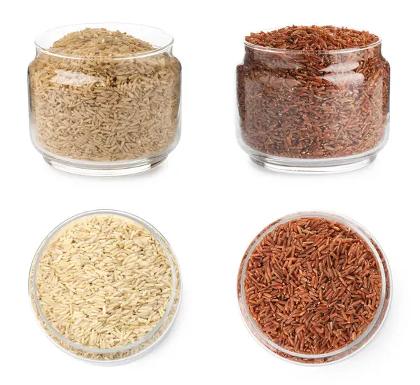 Beyaz arka planda cam kavanozlarda farklı tipte kahverengi pirinç, kolaj. Üst ve yan görünüm