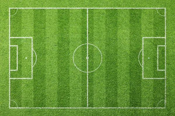 Yeşil çimenlikte işaretleri olan futbol sahası