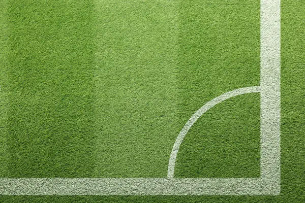 Yeşil çimenlikte işaretleri olan futbol sahası