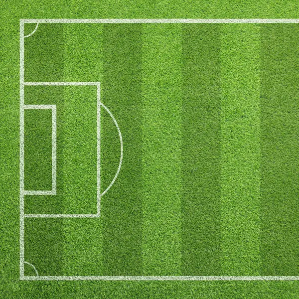 Yeşil çimenlikte işaretleri olan futbol sahası