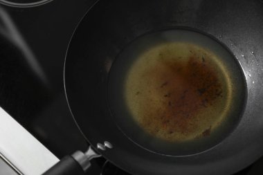 Fırındaki tavada kullanılan yağ, yakın plan.