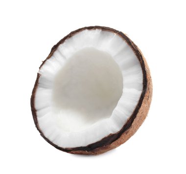 Çatlak hindistan cevizinin yarısı beyaza izole edilmiş.