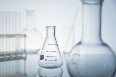 Ayna yüzeyinde ışık arkaplanına karşı laboratuvar camları