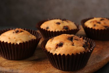 Masada çikolata parçacıklı lezzetli kek, yakın plan.