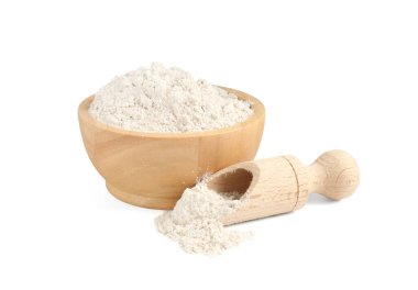 Kahverengi pirinç unu kasede ve kepçeyle beyaz üzerine izole edilmiş