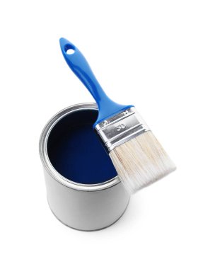 Mavi boya ve fırça tenekesi beyaza izole edilmiş.