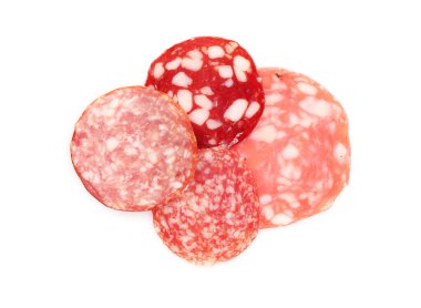 Beyaz arka planda farklı lezzetli tütsülenmiş sosisler, üst manzara.