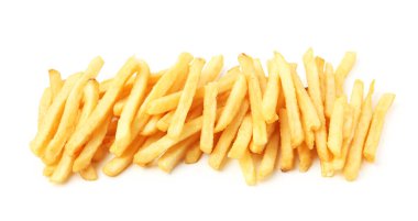 Beyaz arka planda leziz patates kızartması yığını.