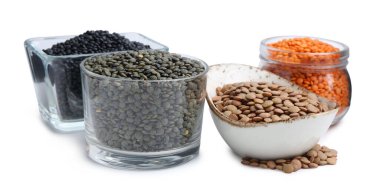 Beyaza izole edilmiş farklı mercimek türleri