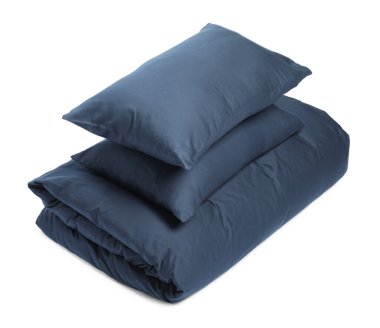 Beyaz arkaplanda ipek çarşaflar ve yastıklar