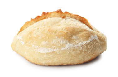 Bir somun taze pişmiş ekmek beyaza izole edilmiş.