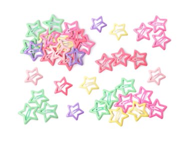 Yıldız şeklinde saç tokaları, beyaza izole edilmiş, farklı renklerde. Üst görünüm