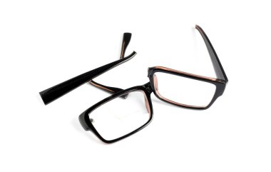 Kırık gözlükler beyaza izole edilmiş, yukarıda.