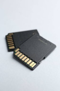Beyaz arkaplanda iki SD hafıza kartı, yakın plan