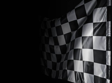 Siyah beyaz damalı yarış bayrağı karanlıkta, metin için boşluk