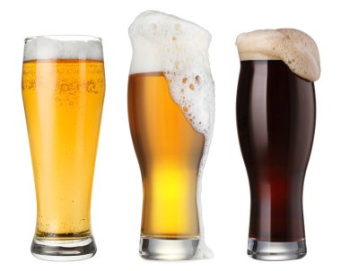 Farklı tipte taze biralar ve beyaz bardaklar.