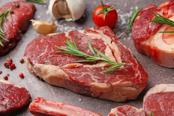 Kahverengi desenli masada çiğ et ve baharat parçaları, yakın plan.