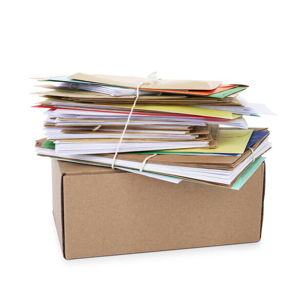 Куча разных бумажных конвертов и посылок на белом фоне. Почта