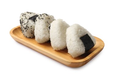 Pirinç topları (onigiri) beyaz üzerine izole edilmiş. Geleneksel Japon yemeği